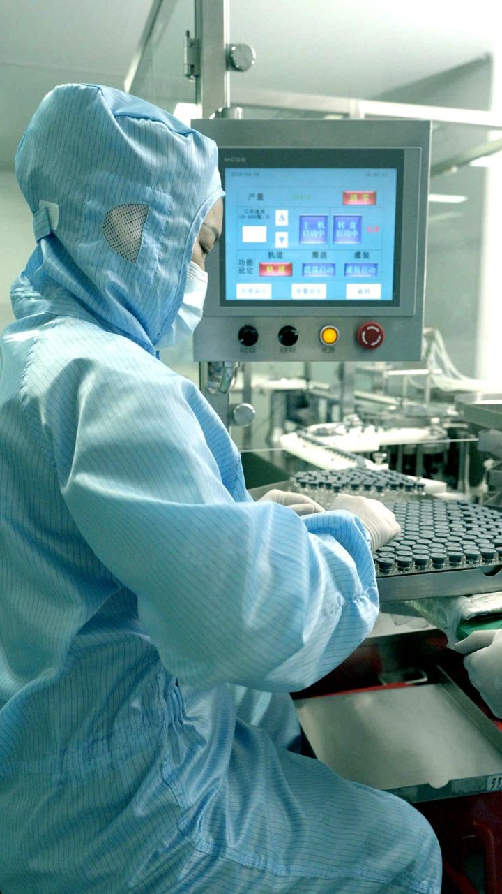 Operator at the filling-line control panel